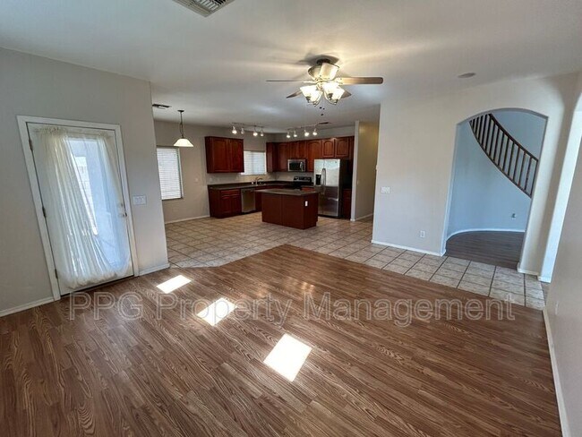 Foto del edificio - 16131 W Port Royale Ln