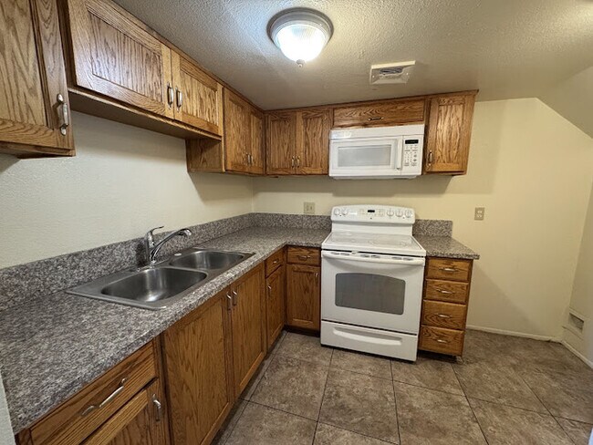 Foto del edificio - Holiday Gardens Townhome