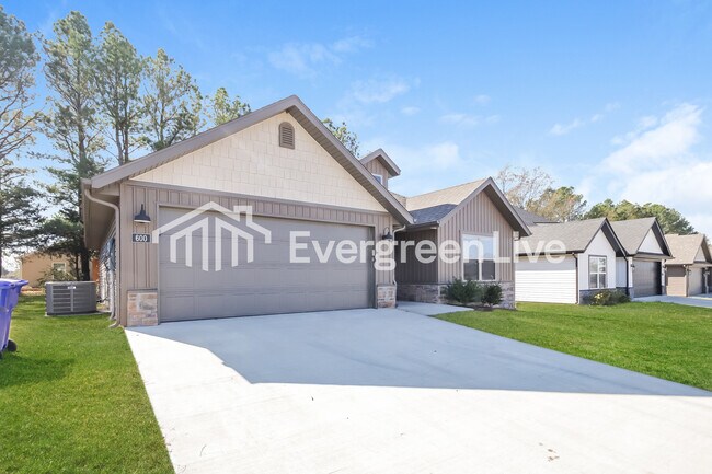 Building Photo - 600 E Osage Trce