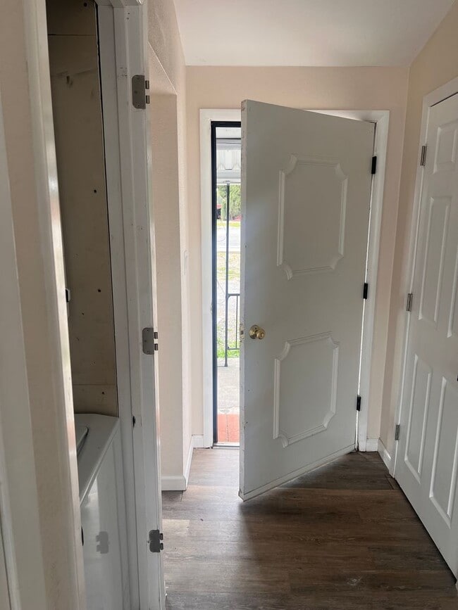 Foto del edificio - 3 bedroom, 1 Bath home - Rare find with a ...