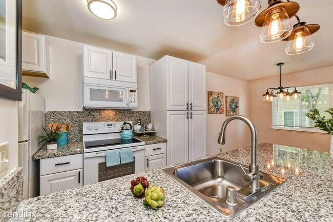 Building Photo - 2 br, 1 bath Condo - 5648 Madison Avenue