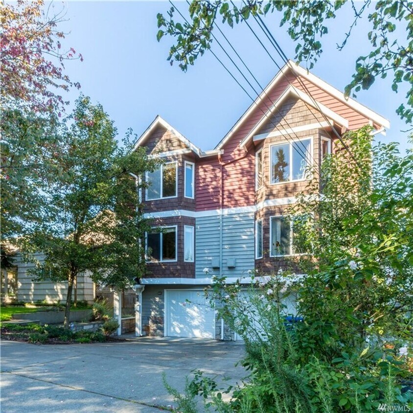 Foto principal - 3 bd 3 bath townhouse close to SPU