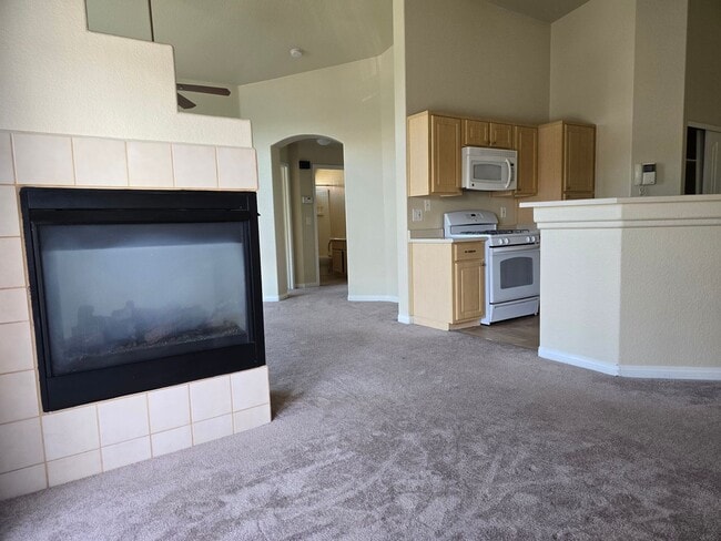 Building Photo - Gated Community  Townhome  2 bedroom, 2 ba...