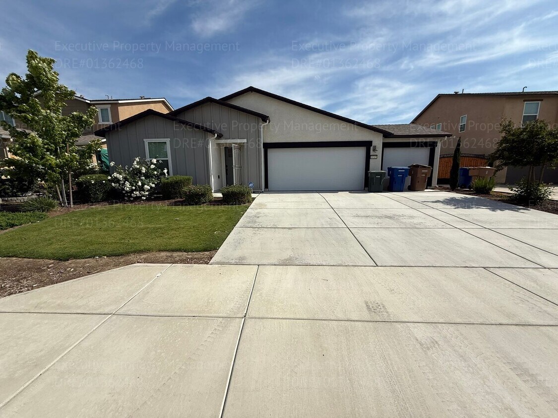 Primary Photo - Spacious 4 bedroom/ 3 bathroom home