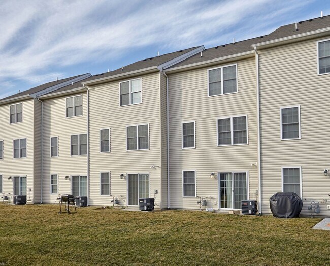 Building Photo - 3 BR/4 BA Townhome - Vineland - Kings Crossing!