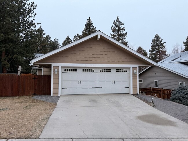 Building Photo - Dual Primary Suite's. 2 Bedroom / 2.5 Bathroom Single Level Home in NE Bend