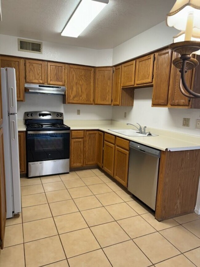 Building Photo - Scottsdale Emerald patio home available!
