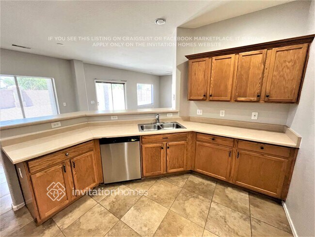Foto del edificio - 13050 W Larkspur Rd