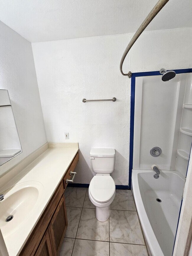 Foto del edificio - Tranquil 3 bd, 1.5 bath with GARAGE & PHOTOVOLTAIC