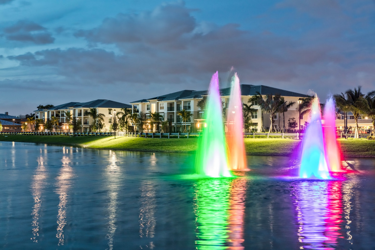 Lago con fuentes iluminadas - The Reserve at Coral Springs