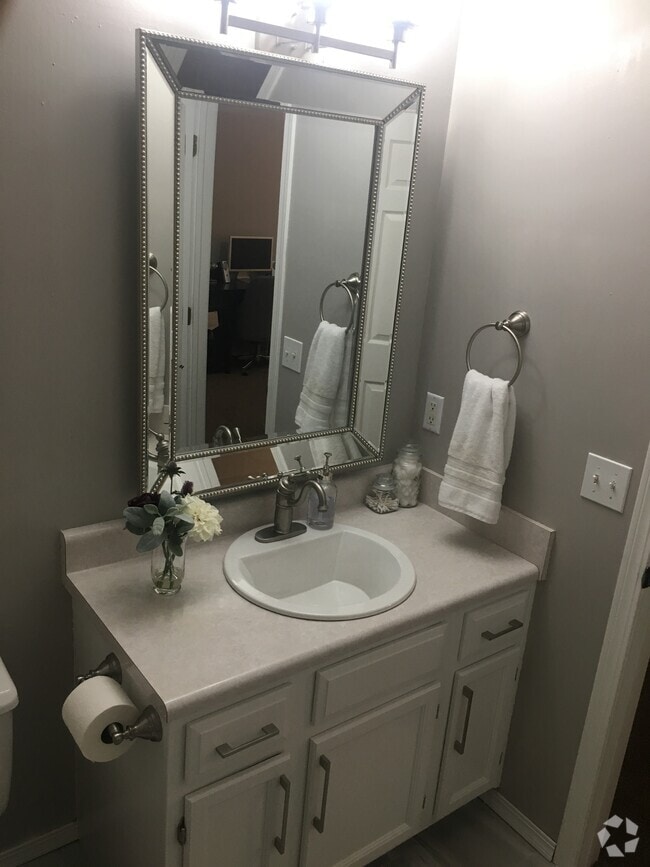 Building Photo - 850 W Hickory Nut Ct