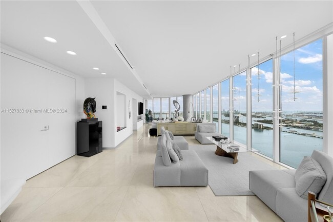 Building Photo - 2020 N Bayshore Dr