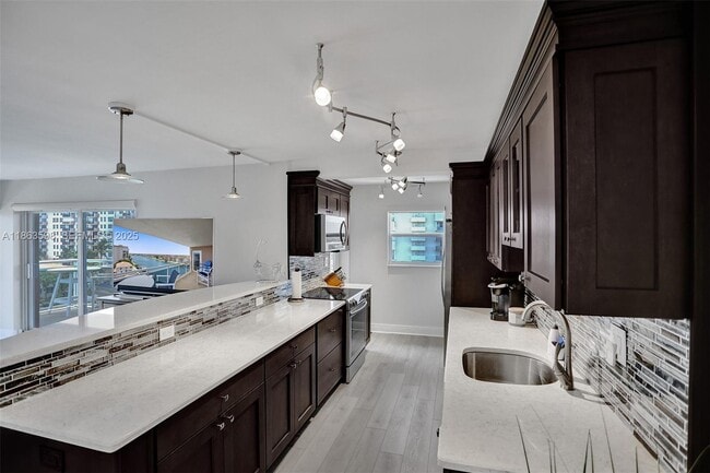 Building Photo - 1160 Hillsboro Mile