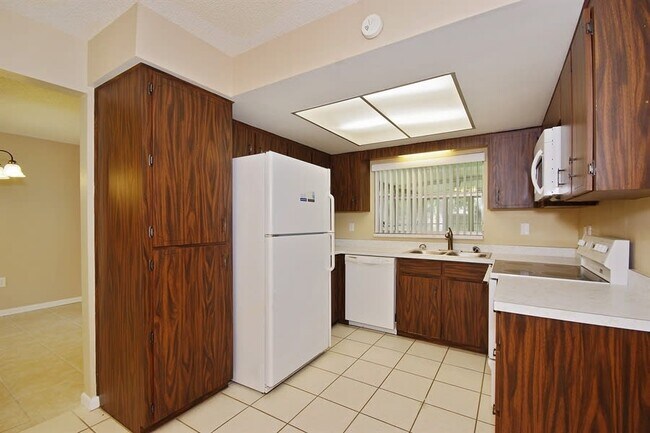Building Photo - 121 Essex Dr