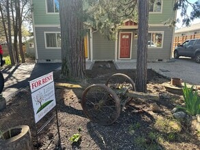 Building Photo - 112 Maple St