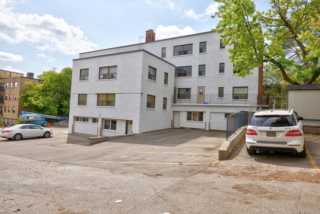 Photo du bâtiment - Humber Valley Apartments