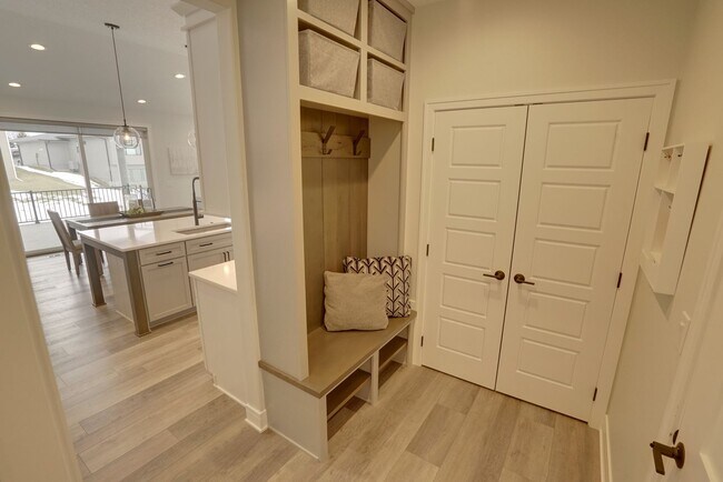 Building Photo - Executive home for rent! Excellent locatio...