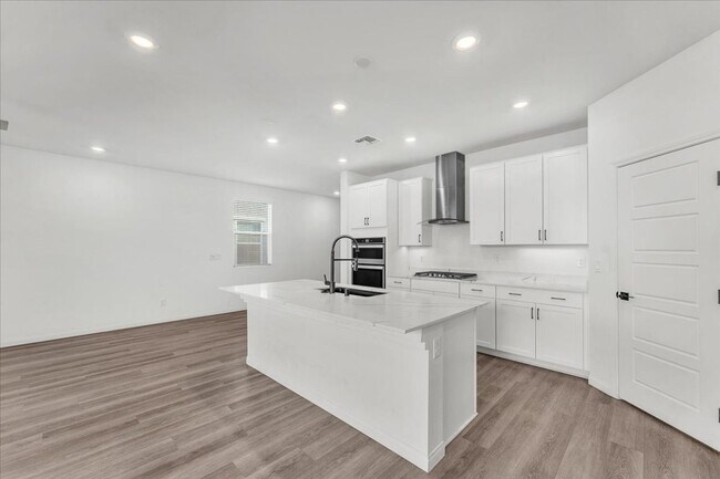 Foto del edificio - Gorgeous Five Bedroom in the SW! Solar panels!