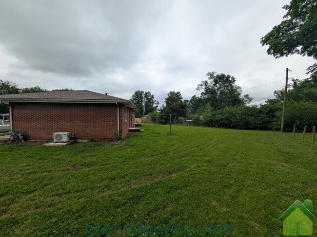 Building Photo - 420 Holiday Dr