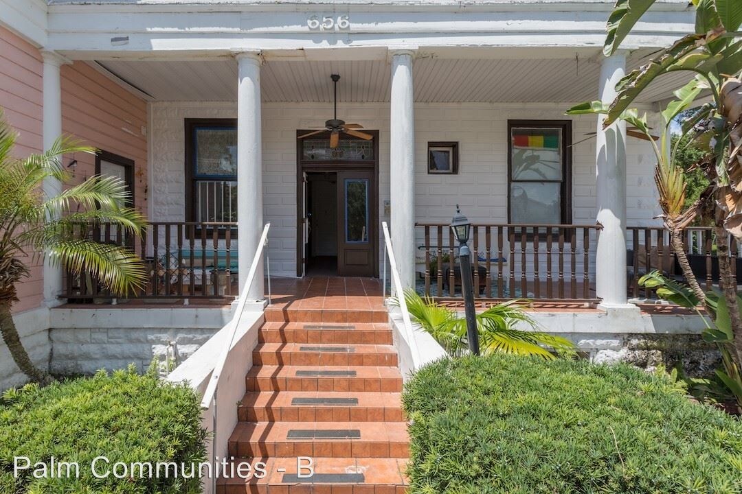 Building Photo - 656 Beach Dr NE