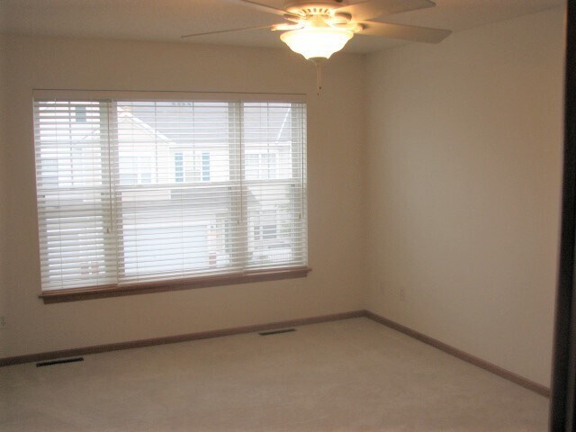 Foto del edificio - NEW PAINT AND CARPET! 3BR/2.5BA Townhouse ...