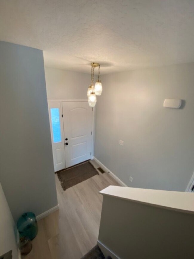 Building Photo - 3 Bed 2.5 Bath Townhome with Large Living ...