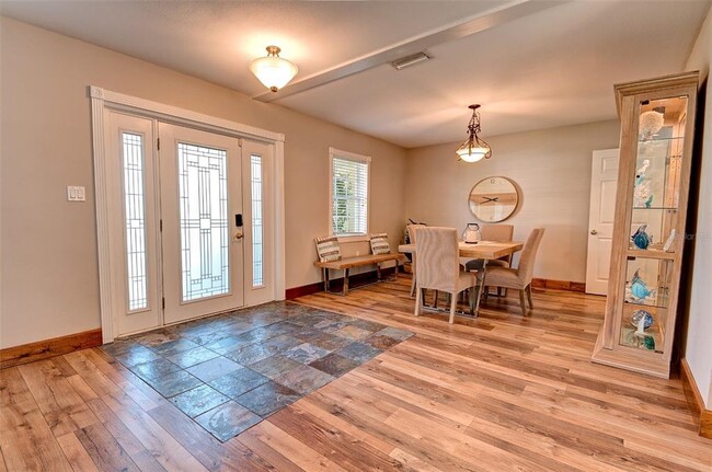 Building Photo - 3960 Breezemont Dr