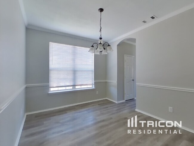 Building Photo - 421 Emerald Creek Dr