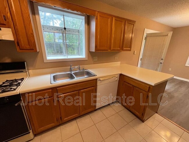 Building Photo - 1048 Hillsborough Chase NW