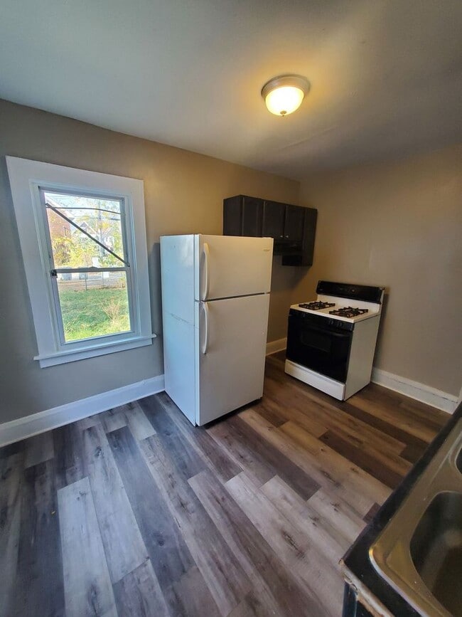 Building Photo - 3 Bedroom Single Family