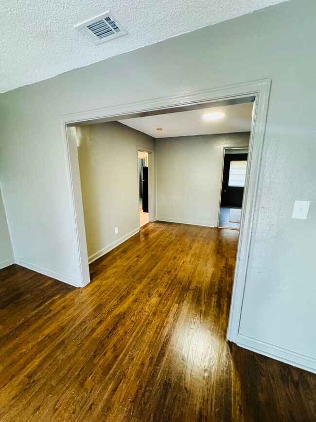 Foto del edificio - 1828 Mitchell St