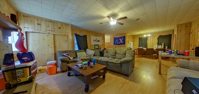 Building Photo - Huge House + Large Backyard + Off-Street Parking! Available June 4th!