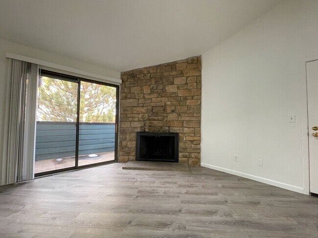 Building Photo - Remodeled 2 Bed 2 Bath in Aurora Available...