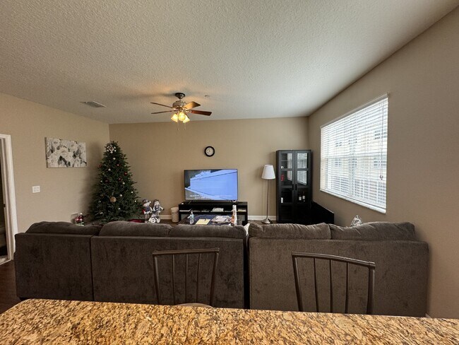 Foto del edificio - Spacious 4-Bedroom Townhouse in Tampa with...
