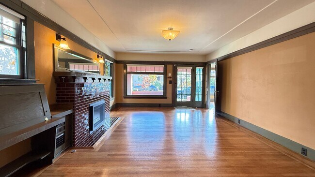 Foto del edificio - Charming Thousand Oaks Craftsman With Encl...