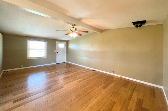 Foto del edificio - 3 bed 2 bath, full unfinished basement