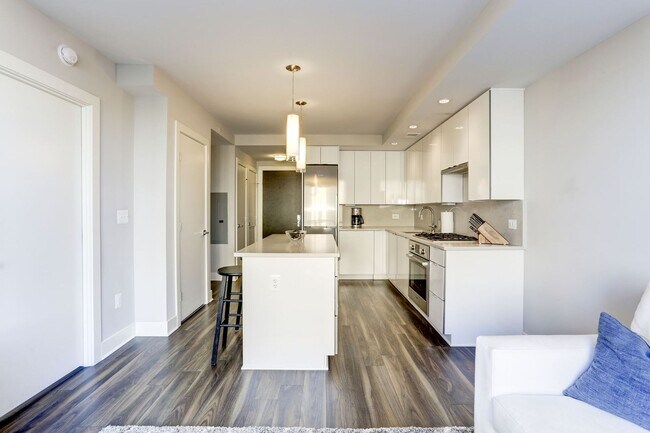Foto del edificio - Stylish Logan Circle Condo with Premium Finishes & Unbeatable Location!