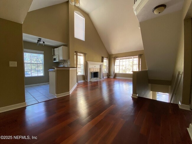 Building Photo - 13700 Richmond Park Dr N