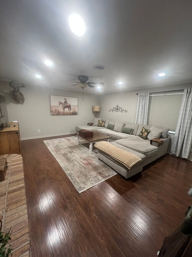 Building Photo - MID TERM RENTAL