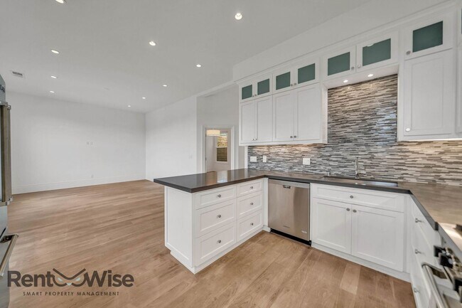 Building Photo - 4 br, 2 bath House - 2713 Folsom St.