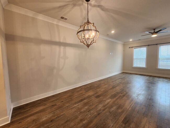 Foto del edificio - Stunning 4 Bedroom Townhome in Midtown - M...