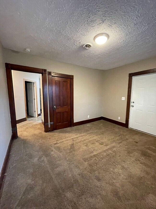 Building Photo - 504 S 4th- HBS