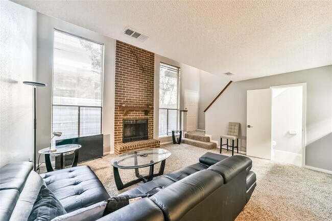 Building Photo - 13756 Hollowgreen Dr