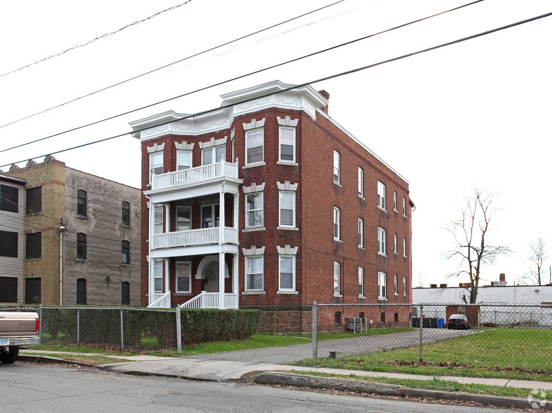 Primary Photo - 19 Cleveland Ave