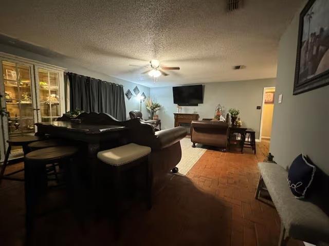 Foto del edificio - 690 Sommerfeld Dr