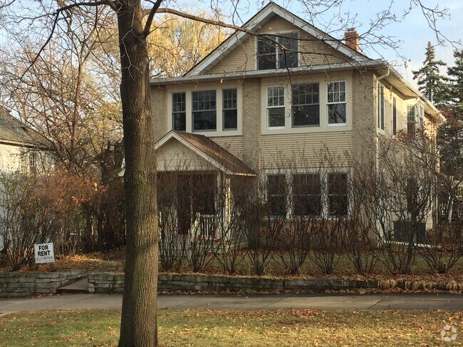 Building Photo - 1827 Kenwood Pky