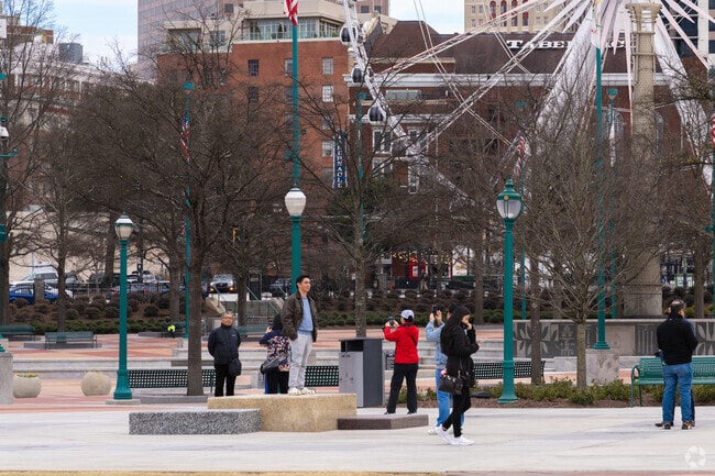 Peachtree Center has convenient access to Centennial Olympic Park, a photogenic park of Atlanta.