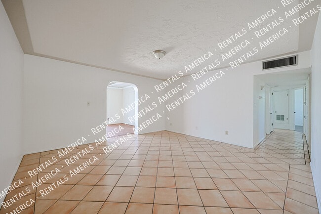 Building Photo - 2114 West Myrtle Ave