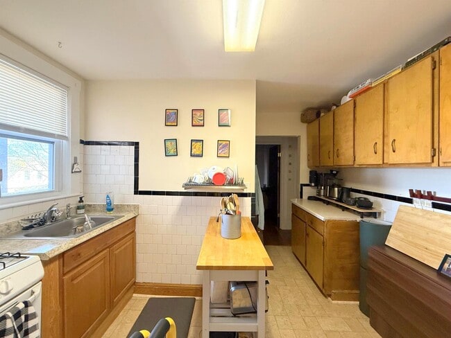 Building Photo - 235A Highland Ave