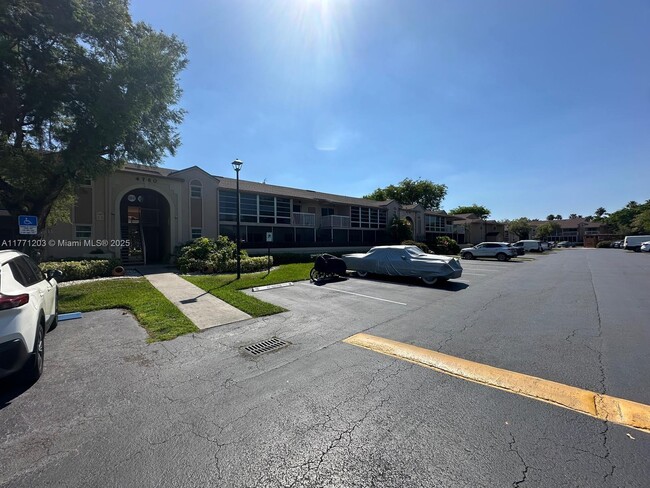 Foto del edificio - 4760 NW 102nd Ave